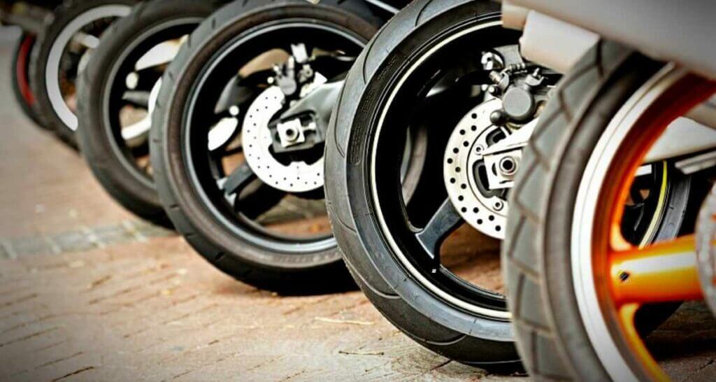 ¿Cuándo cambiar los neumáticos de la moto?