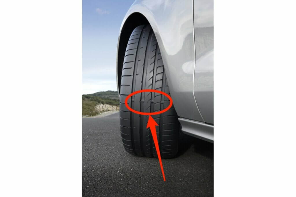 ¿Cuántos surcos debe tener un neumático?
