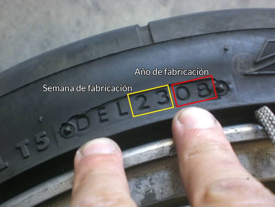 ¿Dónde está la fecha de caducidad de los neumáticos?