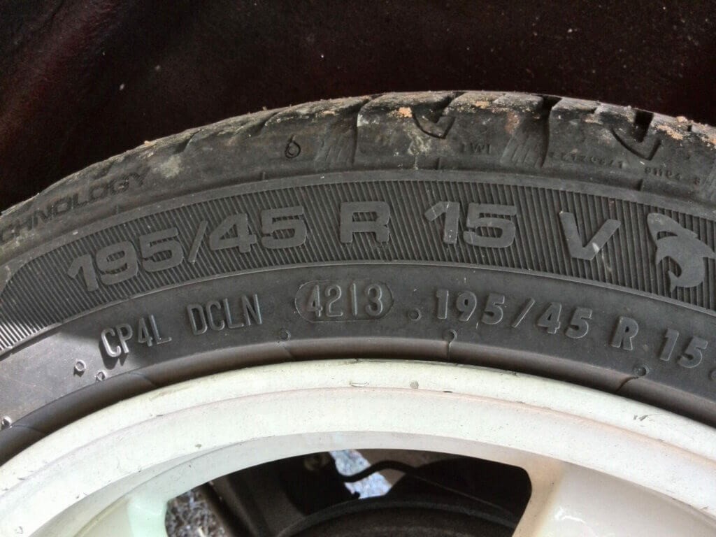 ¿Qué significan los números y letras de los neumáticos?