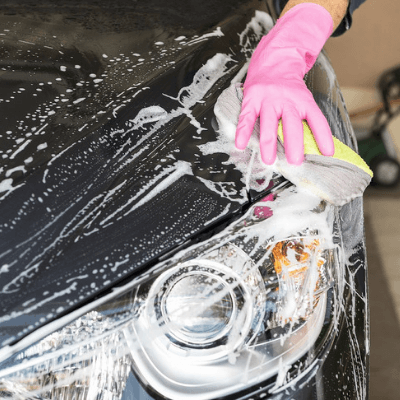 Se puede limpiar el motor del coche con agua